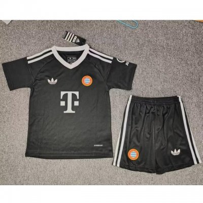 2024-25 Bayern Munich Black Goalkeeper Kids Soccer Kits Shirt With Shorts
